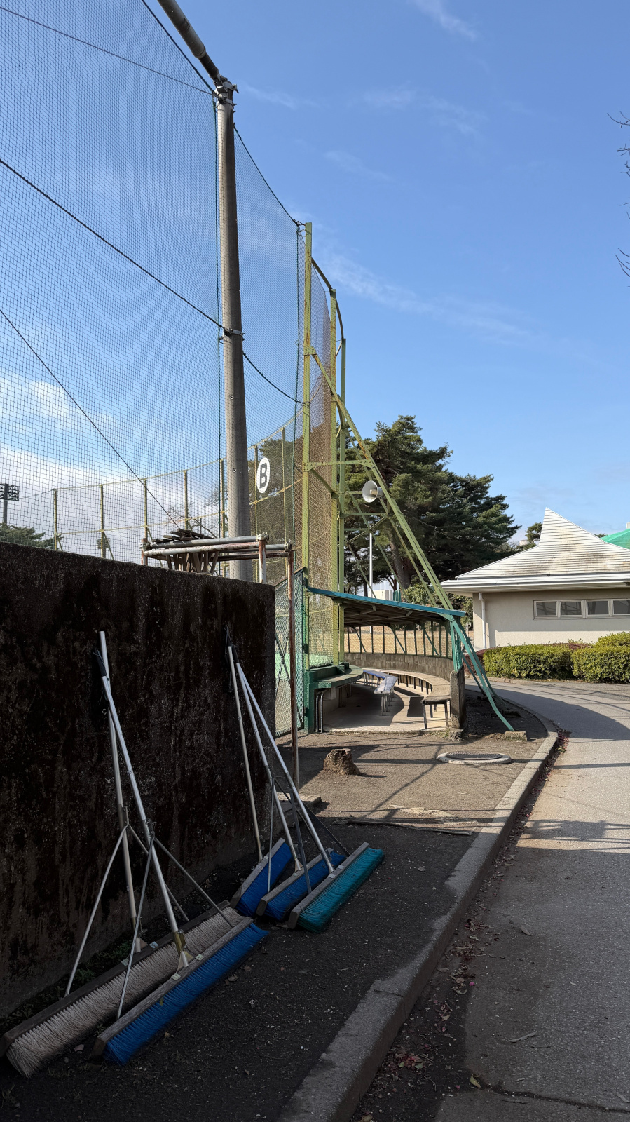 野球場のバックネット裏と整備用ブラシ