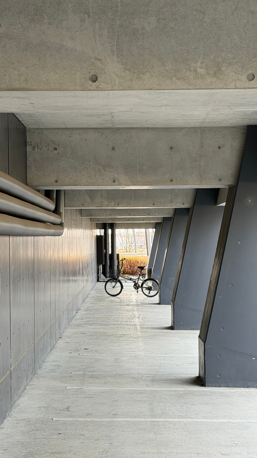 コンクリートの建物の中の駐輪場